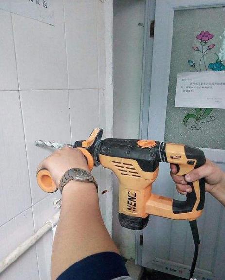 墙砖打孔会裂吗(墙砖打孔会裂吗图片)